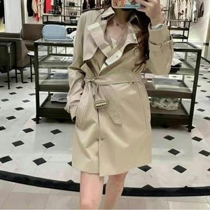 Brand new size 6 women Burberry Trench-coat